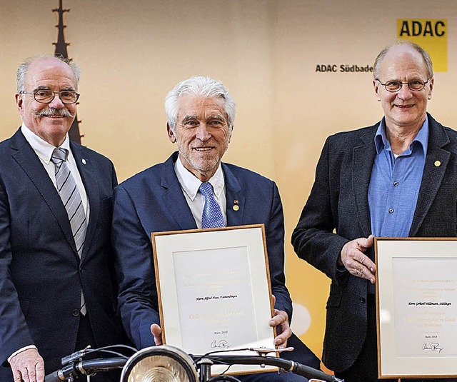 Zweimal Gold berreichte Clemens Bieni...d Haas (Mitte) und Gerhard Wildemann.   | Foto: Verein
