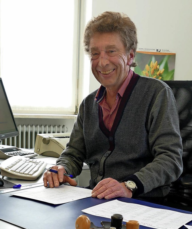 Rolf Rosewich an seinem Schreibtisch i...on aus er den Jahrmarkt koordinierte.   | Foto: Ulrike Derndinger