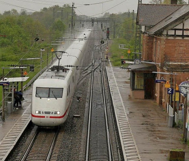 Ein ICE rauscht an Bahnhof Orschweier ...sste auf vier Gleise ausgebaut werden.  | Foto: Sandra Decoux-Kone