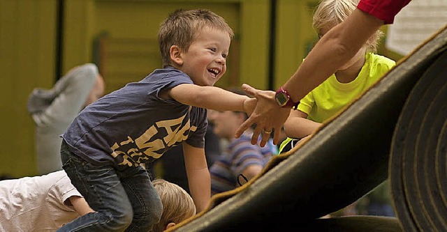 Eine helfende Hand braucht nicht nur d...erade im Kinderbereich bungsleiter.    | Foto: Symbolfoto: Richard Kiefer