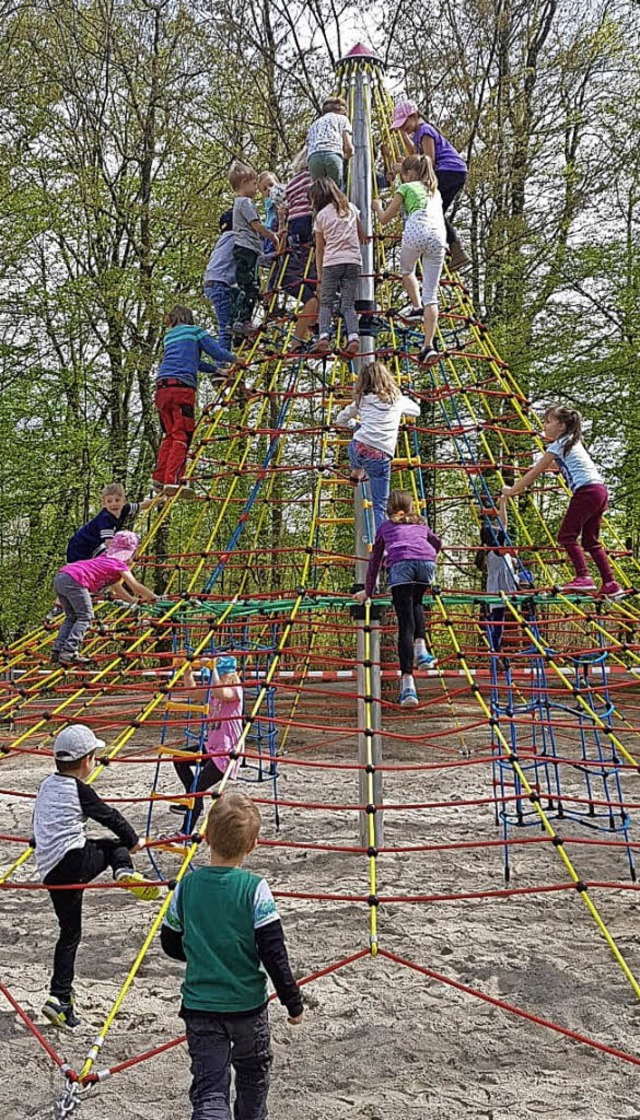 Gleich mal ausprobiert wurde die Kletterspinne am Waldspielplatz.   | Foto: Bachmann-Goronzy