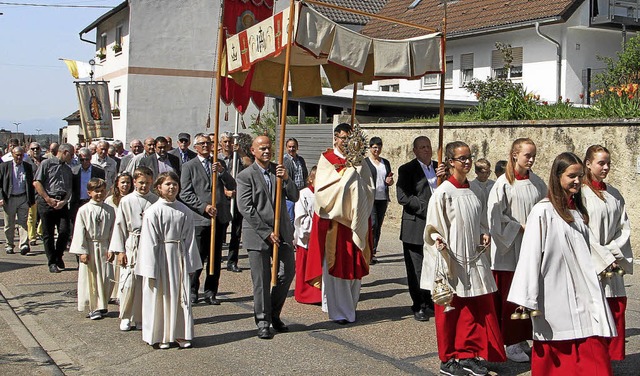 Zahlreiche Glubige nahmen an der Proz...Kirchenpatrozinium in Achkarren teil.   | Foto: Herbert Trogus