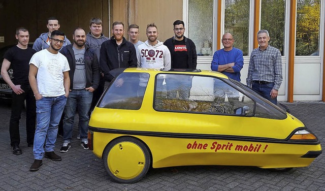 In der  Breisacher Gewerbeschule  freu...h sehr ber das neue Elektrofahrzeug.   | Foto: privat