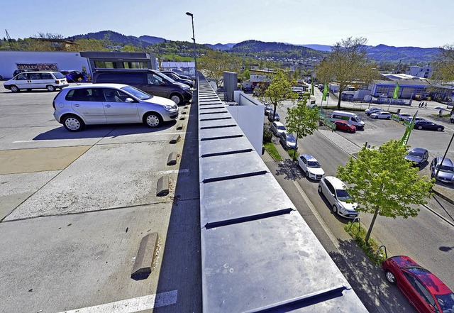 Parkplatz auf dem Dach &#8211; beim Ed...ndelsunternehmen wehren sich dagegen.   | Foto: Michael Bamberger