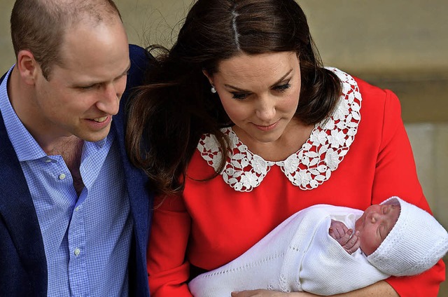 Am Montagabend traten Kate und William mit dem kleinen Prinzen vor die Kameras.   | Foto: dpa
