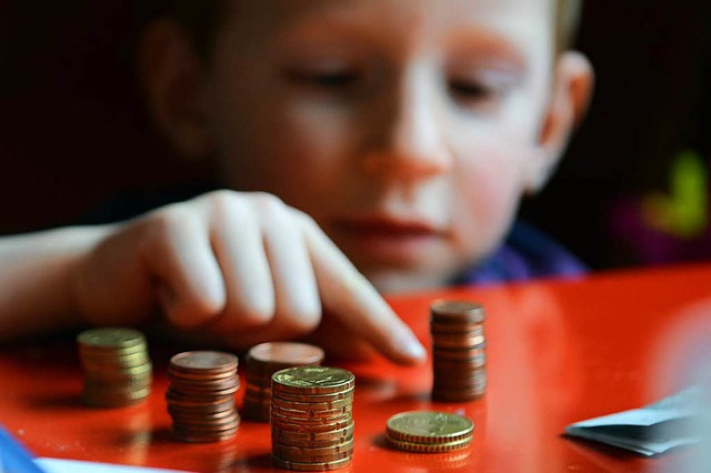 Geld zhlen, Geld stapeln, Geld ausgeb...ld kann man eine ganze Menge anfangen.  | Foto: Jens Kalaene/dpa