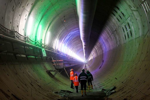 ber dem neuen Rastatter Bahntunnel ha...kt. Gefahr bestehe nicht, so die Bahn.  | Foto: dpa