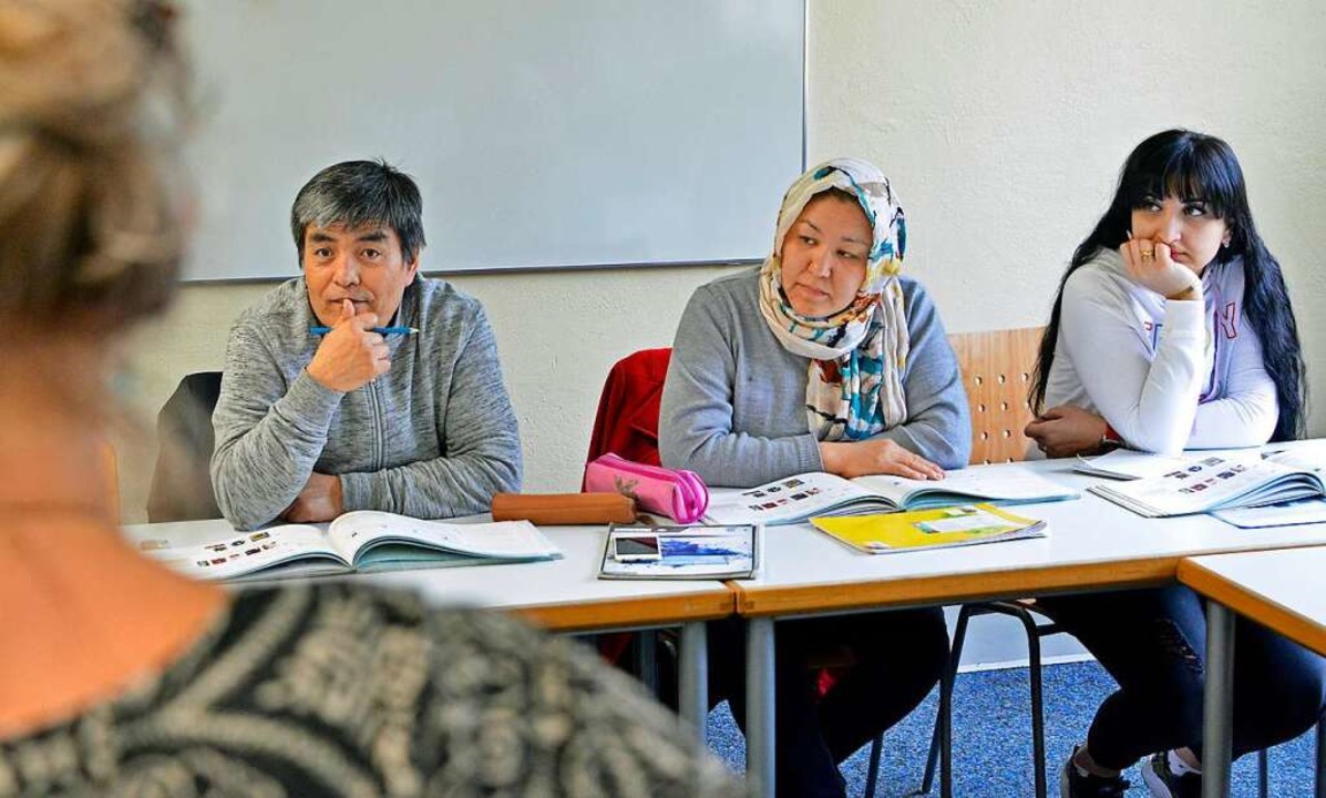Sieben Afghanen, eine Afghanin  und ei...rgierin lernen in diesem Kurs Deutsch.  | Foto: Michael Bamberger