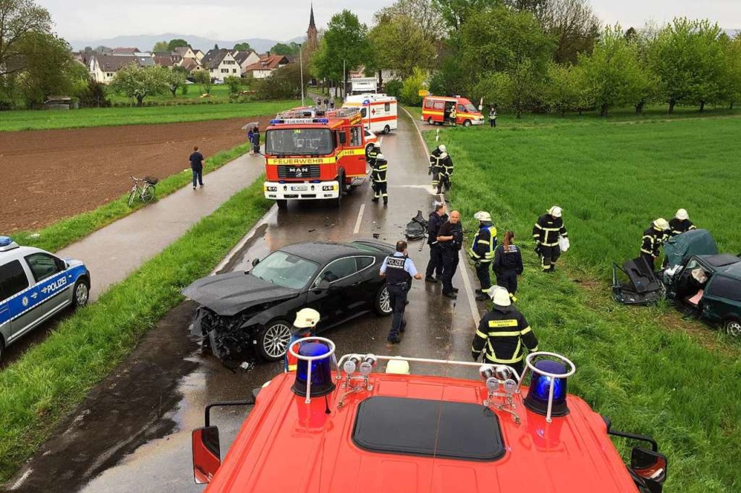 Feuerwehrleute befreiten bei March-Buc... Mustang war frontal auf ihn geprallt.  | Foto: Feuerwehr Eichstetten