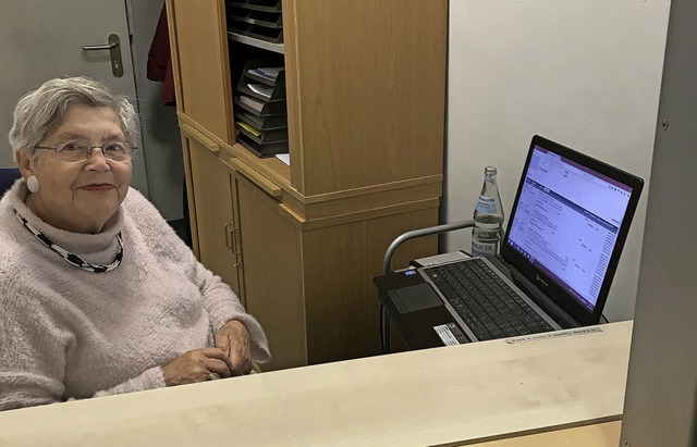 Winfriede Schlarbaum mit Laptop und Wasserflasche   | Foto: Vincent Schlarbaum