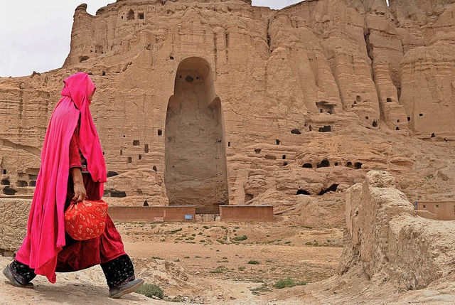 In der Felswand im Hintergrund stand mal eine Buddha-Statue.  | Foto: afp