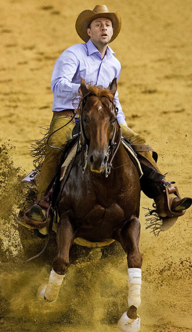 So geht Westernreiten: Grischa Ludwig auf seinem Pferd Ruf Tuf Juice.   | Foto: dpa
