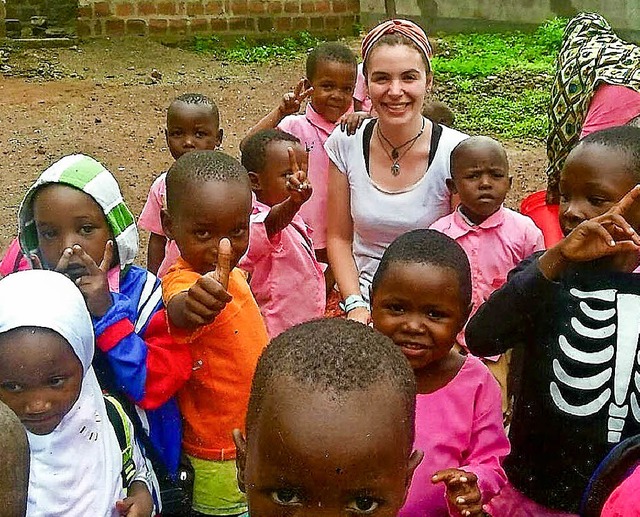 Laura Boos inmitten von Kindern aus de...n der sie drei Monate gearbeitet hat.   | Foto: Privat