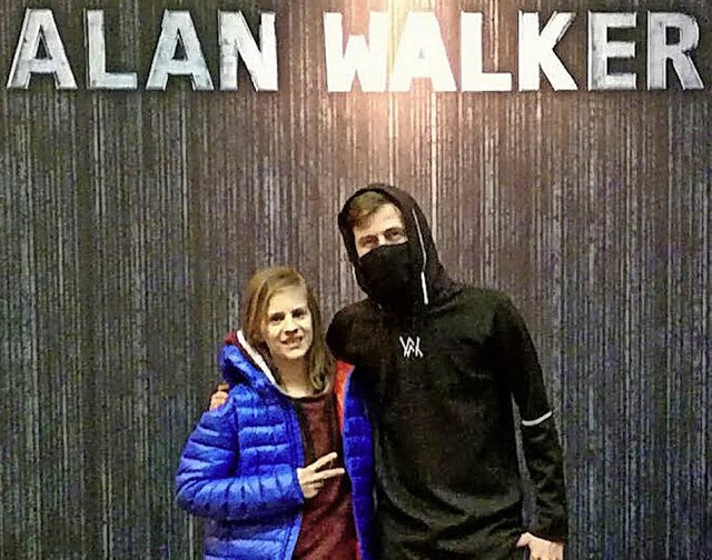 Beim Konzert in Straburg traf sich Zi... DJ Alan Walker, wie immer mit Maske.   | Foto: privat