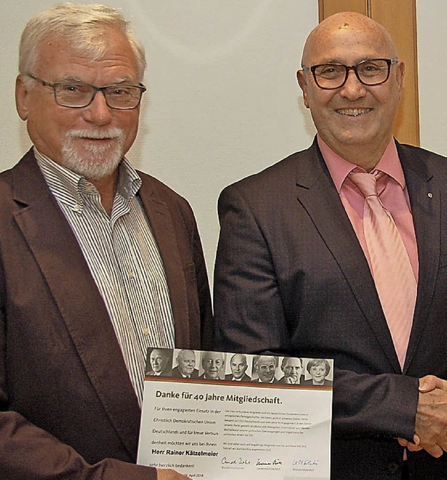 Julius Benz (links) hat Rainer Ktzelmaier fr 40 Jahre Mitgliedschaft geehrt.    | Foto: W. Beck