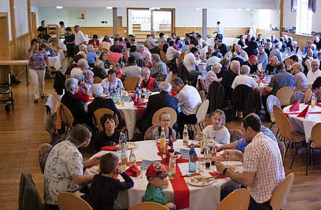 Viel los ist beim Festessen  in der Festhalle.   | Foto: Bernhard Kleine