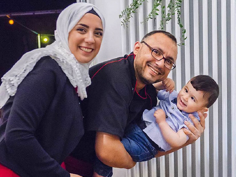 Omar Masoud mit seiner Frau Hana Abd Almutti und seinem einjhrigen Sohn.  | Foto: Minz & Kunst