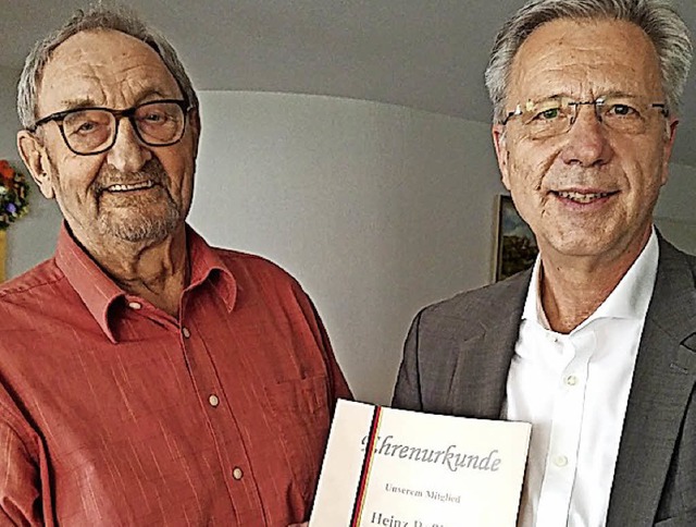 Gnter Dumann (rechts) ehrte Heinz Rohirt   | Foto: Privat