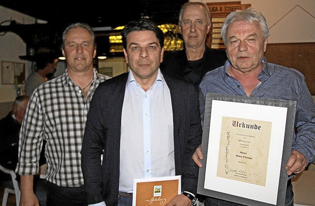 Mitglieder des SV Burkheim wurden im Rahmen der Mitgliederversammlung geehrt.   | Foto: Herbert Trogus