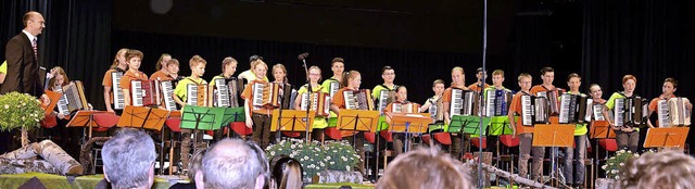 Die musikalische Zukunft des AHC Neust...27 Mitgliedern beim Frhlingskonzert.   | Foto: Volker Rothfu