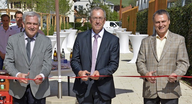 Sanierungsberater Roland Hecker, Erste...rger und Burgunder Strae eingeweiht.   | Foto: Lauber