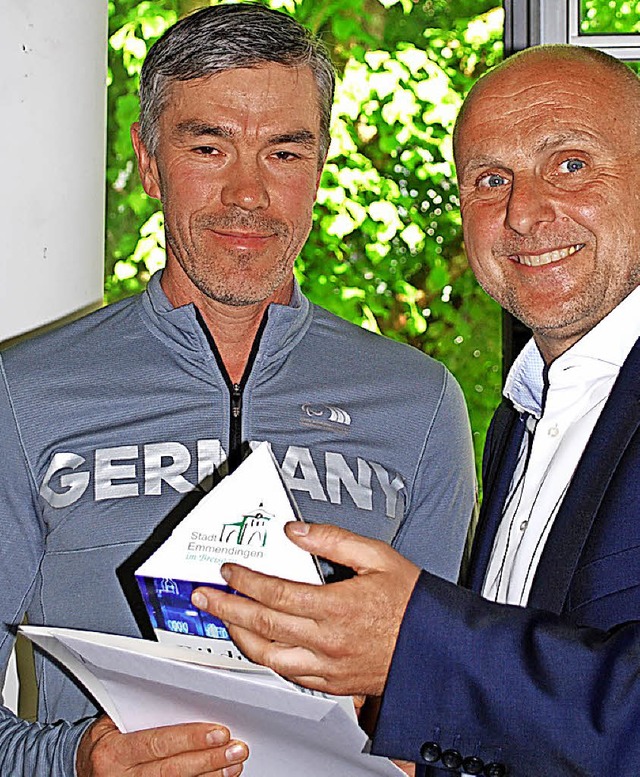 Alexander Ehler erhlt von Oberbrgerm...r seine Erfolge bei den Paralympics.   | Foto: Sylvia-Karina Jahn