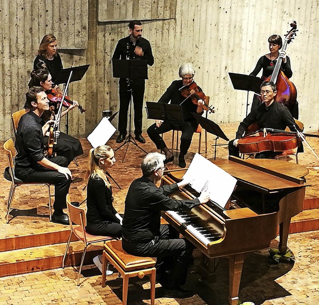 Das Freiburger Cyprian-Ensemble bei se...elischen Gemeindehaus in Kirchzarten.   | Foto: Heidi Winkel-Hook