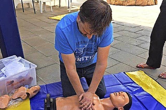 Rettungsschwimmer machen Erste-Hilfe-Kurs