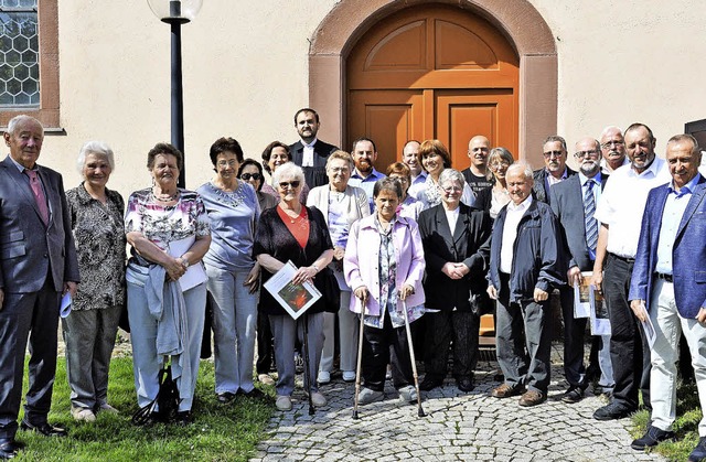Die Konfirmationsjubilare vor der Wies...Kirche mit Pfarrer Christoph Heuberger  | Foto: Georg Diehl
