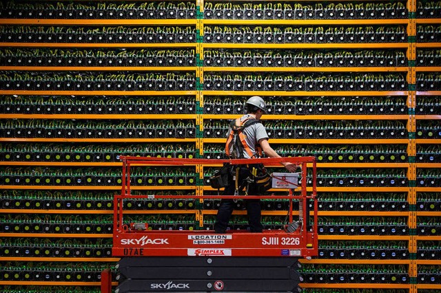 Rechentechnik ohne Ende in einer  Bitcoin-Mine   | Foto: AFP