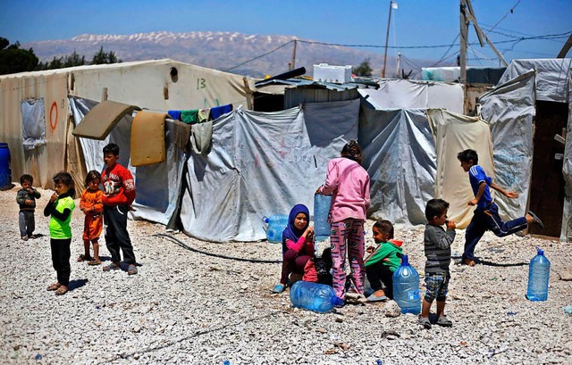 Flchtlingskinder spielen vor ihren Ze...r in der Nhe von Barelias im Libanon.  | Foto: dpa