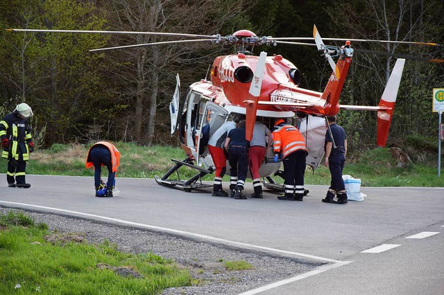 Mit dem Rettungshubschrauber musste de...t war, in eine Klinik geflogen werden.  | Foto: kamera24
