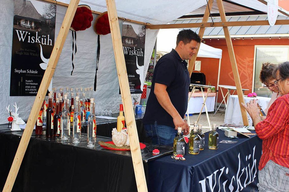 Zwei Tage lang fand in Elzach der Schwarzwald-Heimat-Markt, einschließlich Ausstellungen, Antikmarkt und Naturparkmarkt, statt und lockte tausende Besucher ins Städtli. (Foto: Bernd Fackler) Zwei Tage lang fand in Elzach der Schwarzwald-Heimat-Markt, einschließlich Ausstellungen, Antikmarkt und Naturparkmarkt, statt und lockte tausende Besucher ins Städtli. (Foto: Bernd Fackler)