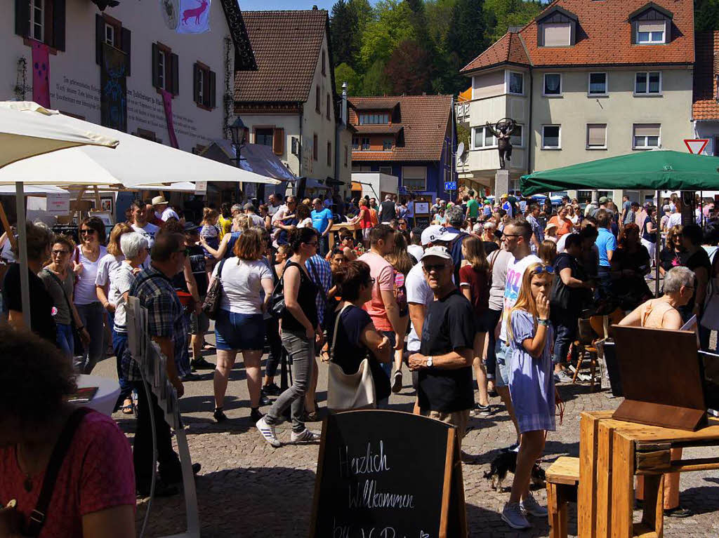 Zwei Tage lang fand in Elzach der Schwarzwald-Heimat-Markt, einschlielich Ausstellungen, Antikmarkt und Naturparkmarkt, statt und lockte tausende Besucher ins Stdtli.