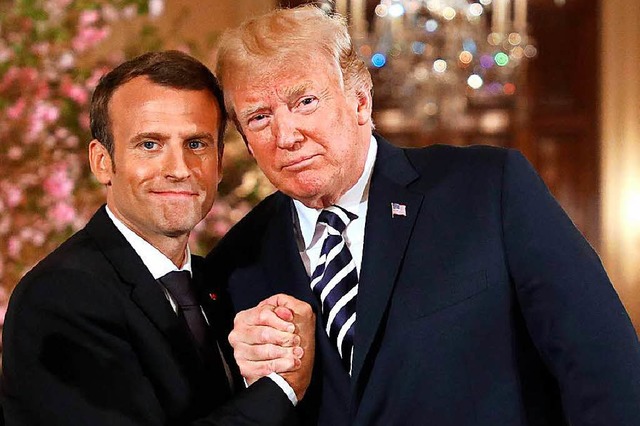 So prsentierten sich Macron und Trump: Hand in Hand  | Foto: AFP