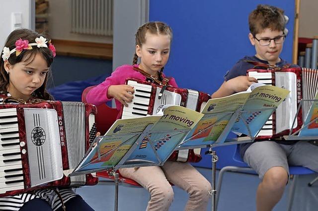 Kinder haben Spa an der Musik