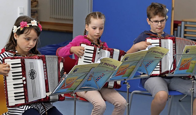 Akkordeonspielen macht -wie vieles and...en Karina, Daria und Leon (von links).  | Foto: Martha Weishaar