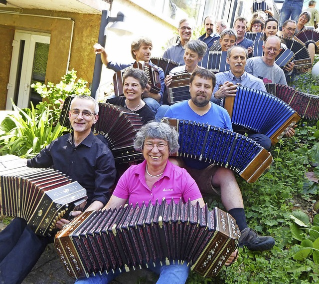 Aus ganz Deutschland und den angrenzen...n kamen Bandoneonspieler nach Staufen.  | Foto: Anne-Kristin Freyer