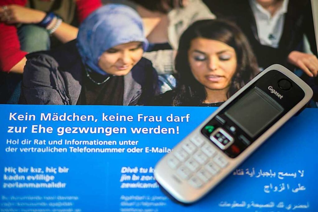 Ein Plakat klrt darber auf, was Frau...ie  in ihren Rechten verletzt werden.   | Foto: DPA
