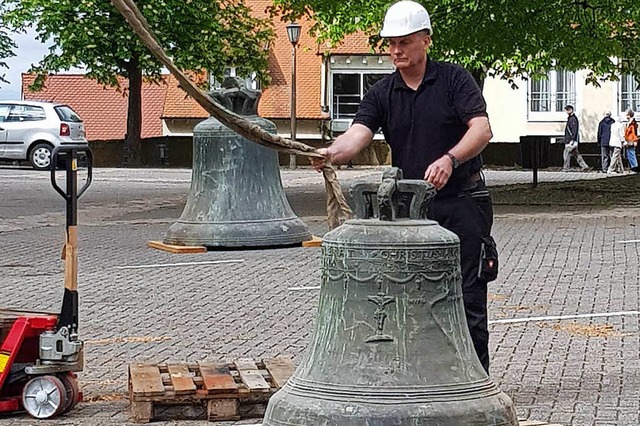 Die Erde hat sie wieder: Wohlbehalten stehen die Glocken auf dem Mnsterplatz.  | Foto: Julius Wilhelm Steckmeister