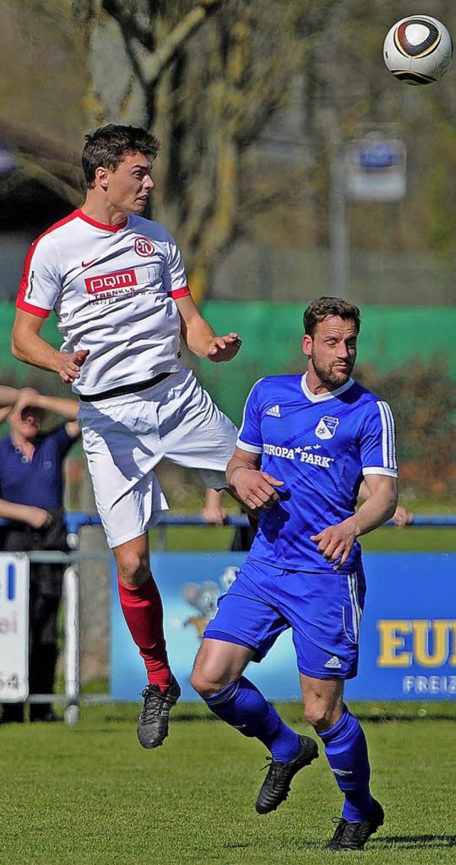 Der Ettenheimer Yannick Schrempp (wei...sein FVE am 7. April mit 2:1 gewann.    | Foto:  Pressebro Schaller