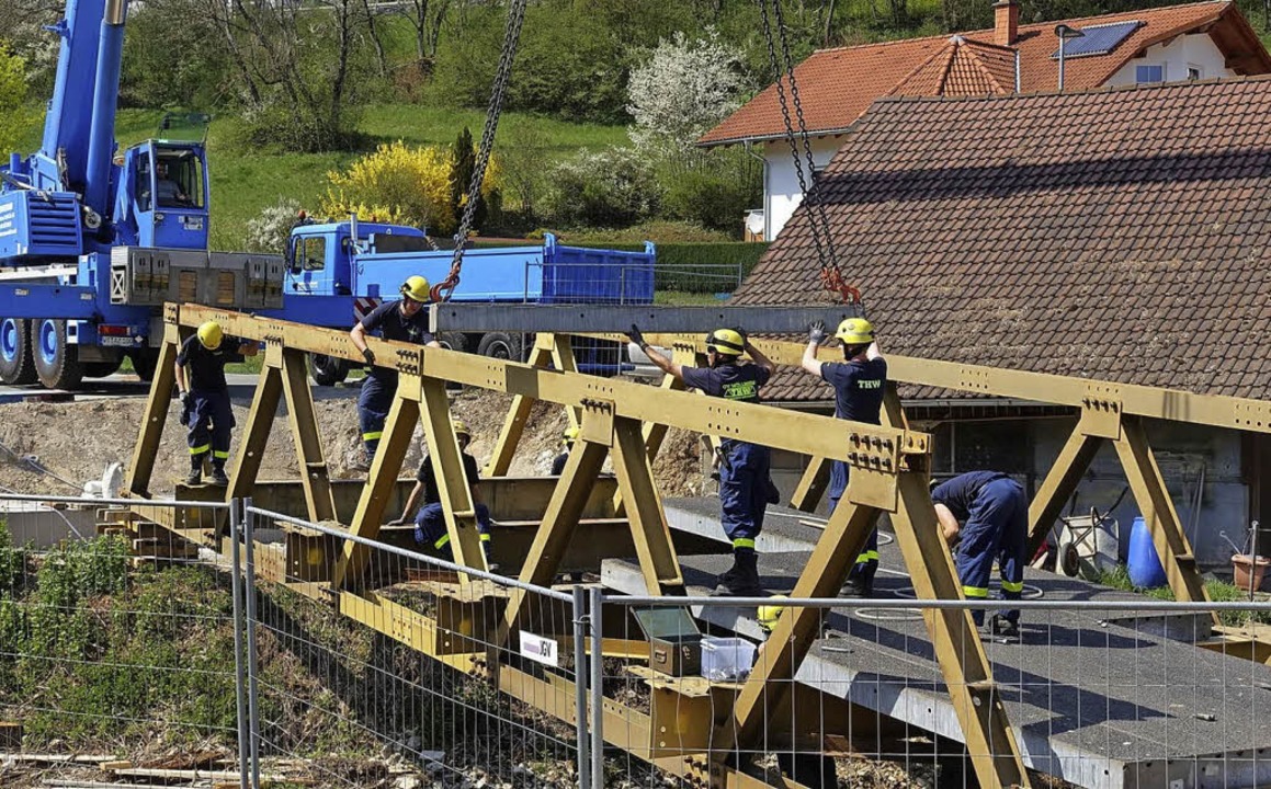 Präzisionsarbeit: Zahlreiche Mitarbeit...fsbrücke über den Ehrenbach in Weizen.  | Foto:  Alexander Maus THW