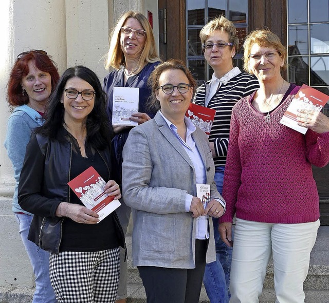 Die Gemeinderatsfrauen (v.li.) Irene B...utigen, sich politisch zu engagieren.   | Foto: Juliane Khnemund