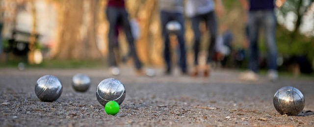 Auch zu einem Boulespiel wird es whre...s der Freunde aus Le Castellet kommen.  | Foto: DPA (Sebastian Gollnow)