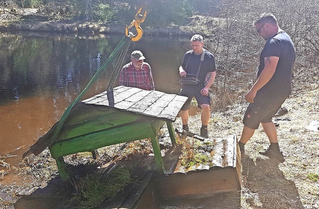 Mit einem Kran haben  Reiner und Volke...nd dann wieder in den Weiher gesetzt.   | Foto: Tina Httich