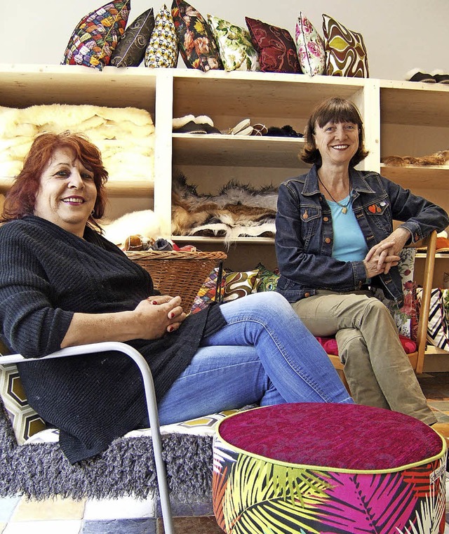 Lisbeth Bhnisch und Nina Trautmann (r...s morgen beim Grabentag erffnet wird.  | Foto: Susanne Mller