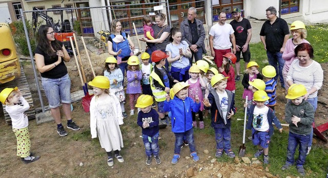 Kinderhausleiterin Susanne Deleu-Schul...irmen beim symbolischen Spatenstich.    | Foto: Markus Maier