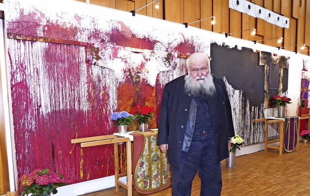 Hermann Nitsch vor einem Schttbild    | Foto: Peter Stellmach