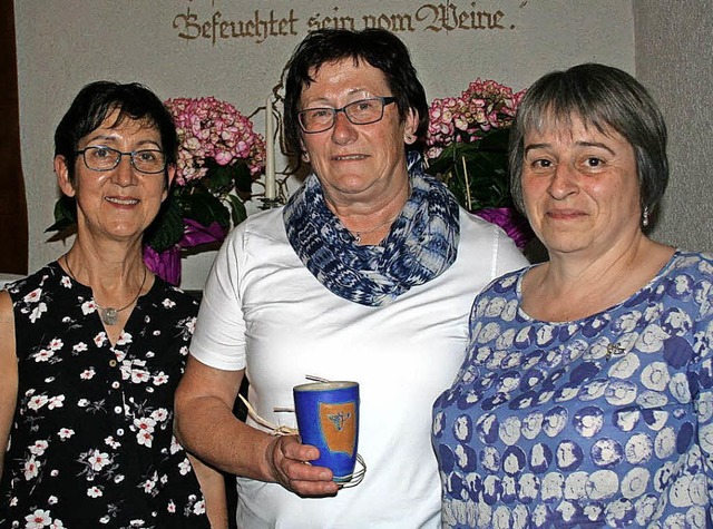 Katrin Leininger (links), Vizeprsiden...berne Biene fr 20 Jahre Vereinstreue.  | Foto: Jakob-Klblin