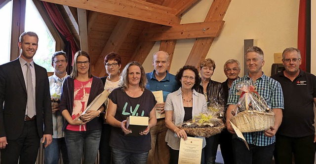 Ihringens Brgermeister Benedikt Ecker...sitzung verdiente Blutspender geehrt.   | Foto: Claudia Mller